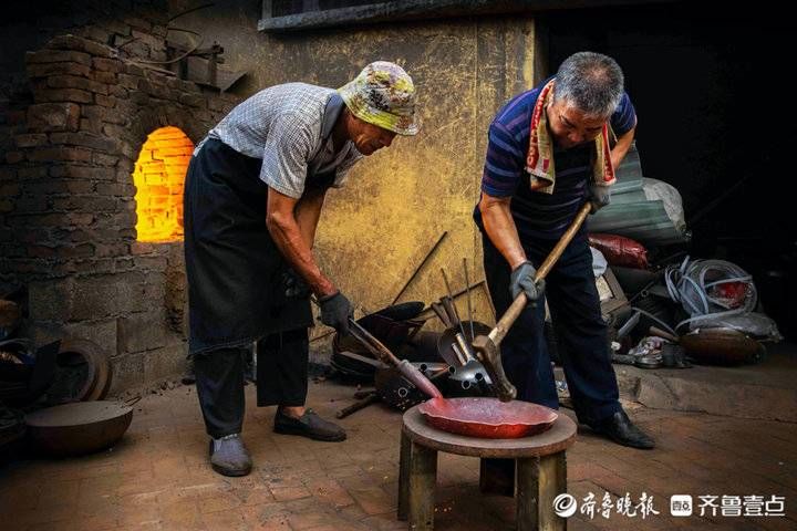 精致|章丘的打铁汉子，万遍锤炼打出精致铁锅