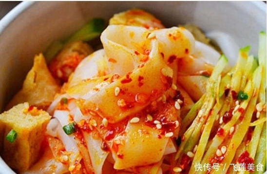 做凉皮时,别只会用面粉,换成“它”,柔软筋道又美味