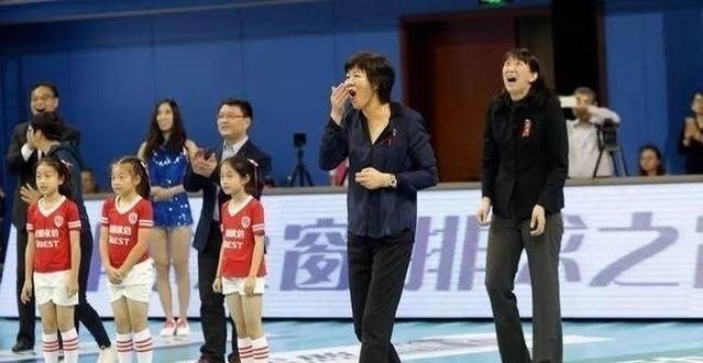 赖亚文|郎平一家三口探望瘫痪名将，周苏红前夫久违露面，女儿已经3岁