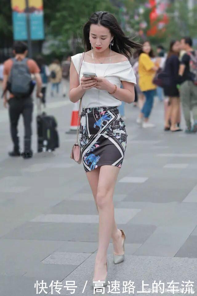 打底裤已经“失宠”了，今夏流行印花小短裙，遮肉显瘦还显高！