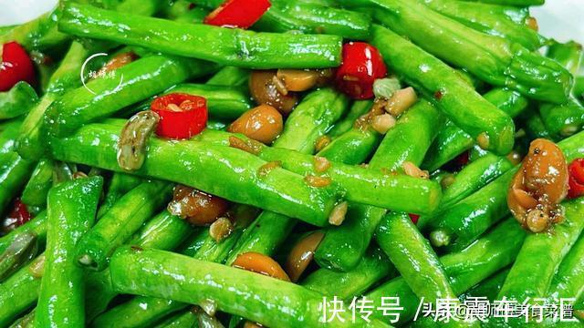 炒豆角,有人焯水,有人过油,都不对!教您一招,不发黄还更入味