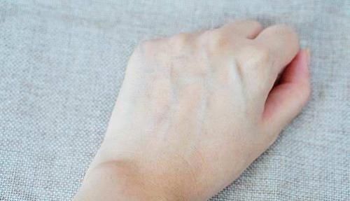 变化|女人手部的3个变化，或许是衰老的表现，早知早预防
