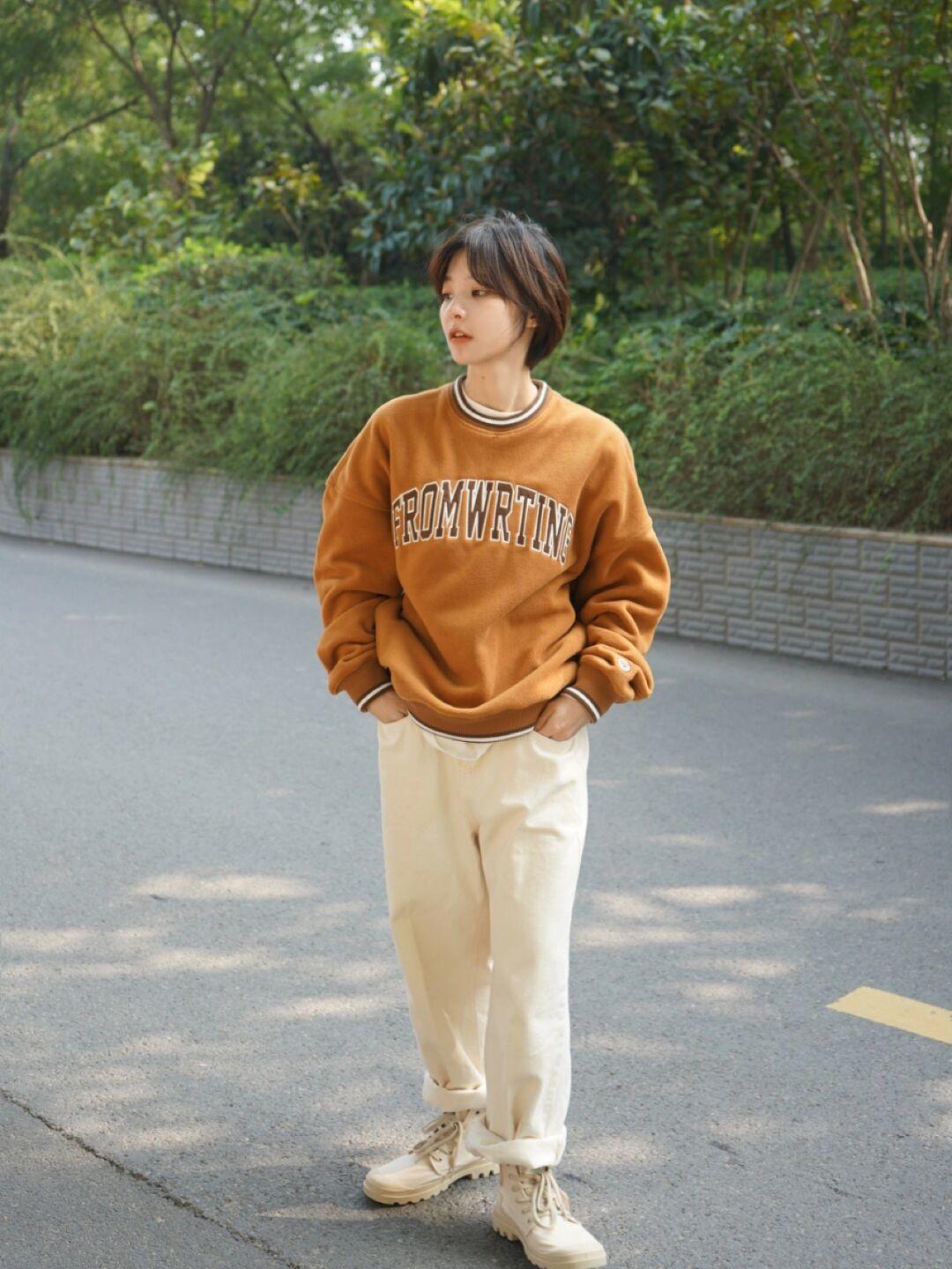 卫衣|秋冬卫衣怎么选?脏橘色字母卫衣,穿上身减龄又时髦!