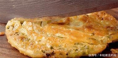 不和面不放油,3分钟吃到葱油饼!够酥、够香、够味!