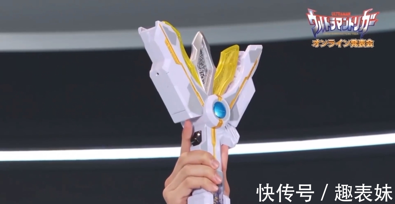 变身器|《特利迦奥特曼》玩现场变身,女主全程偷笑,大吼一声跳出奥特曼