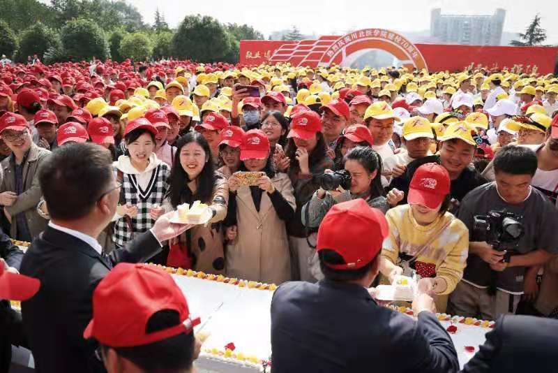 医科大学|7米长生日蛋糕！川北医学院师生分享建校70周年喜悦