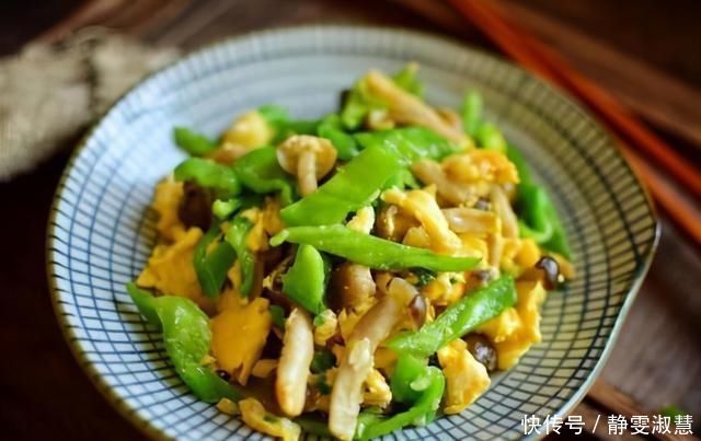 尖椒炒鸡蛋第1步放油就错了，难怪不嫩不香，看大厨教你正确做法