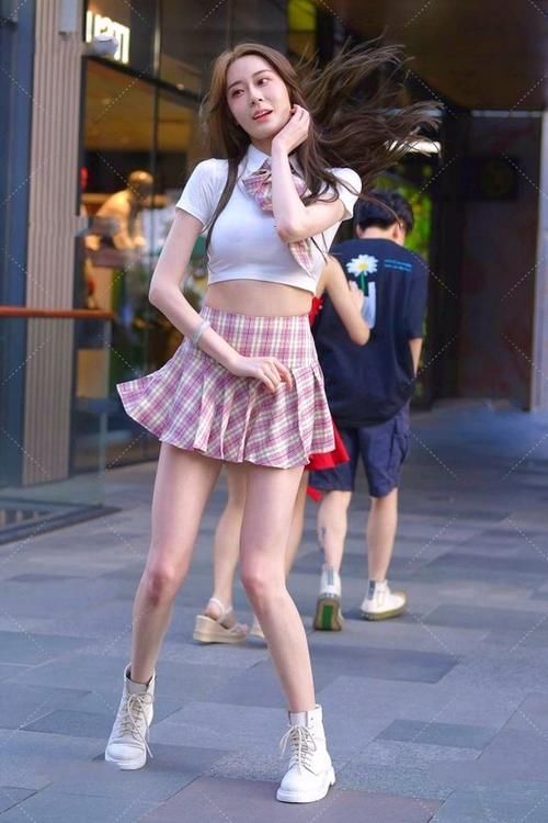 美女穿搭：短款衬衫短裙穿搭，百搭显瘦是其次，关键穿着太舒服了！