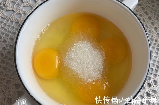 最近很火的网红爆浆蛋糕,看着很好看,做也简单,新手也能零失败