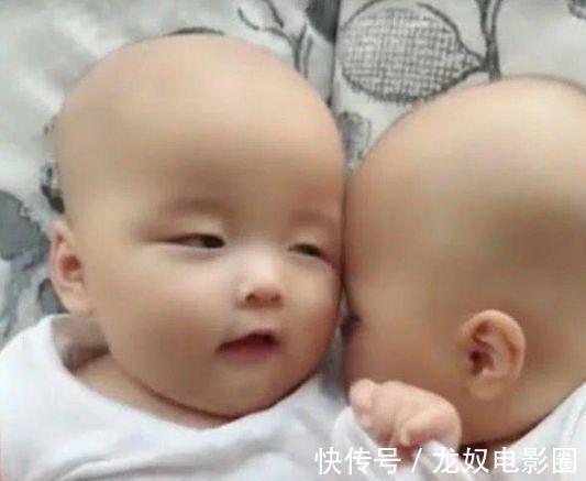 妈妈|双胞胎弟弟抱着哥哥肩膀乱啃,哥哥接下来的动作,让妈妈笑翻天