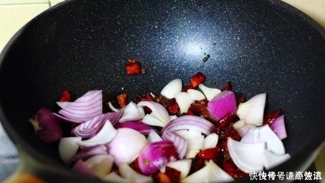 营养|一家三口的晚餐,4道家常菜荤素搭配,开胃又下饭,好吃又营养