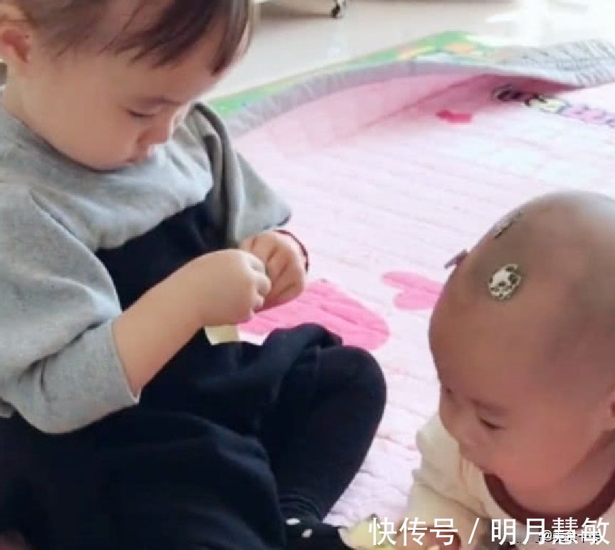 弟弟|妈妈让姐姐照看弟弟,进屋看到眼前画面乐翻,网友:不闹就行