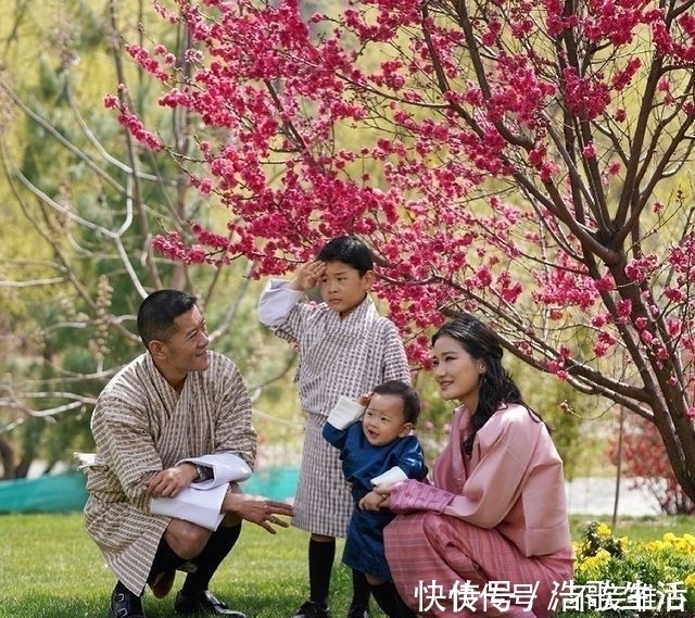 爱情故事|不丹王后罕见换发型好惊艳!盘发超美,却被身边不丹公主抢了风头