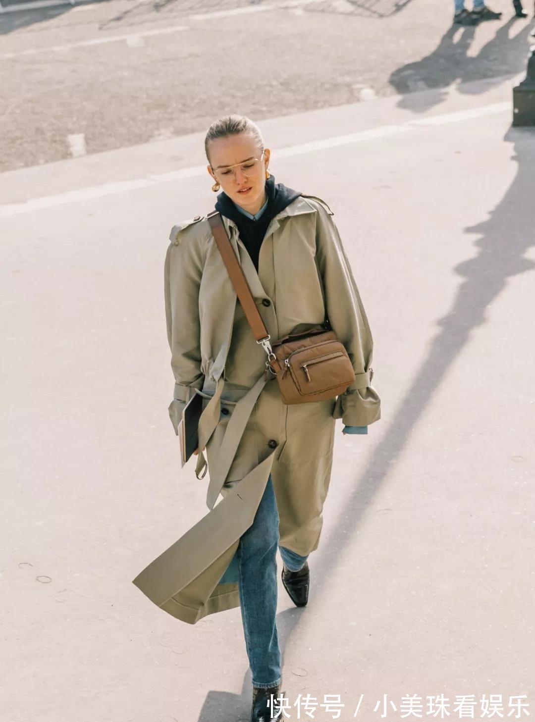 高跟鞋 今秋火了一种穿搭,叫“风衣+烟管裤”,时髦显瘦,谁穿谁美