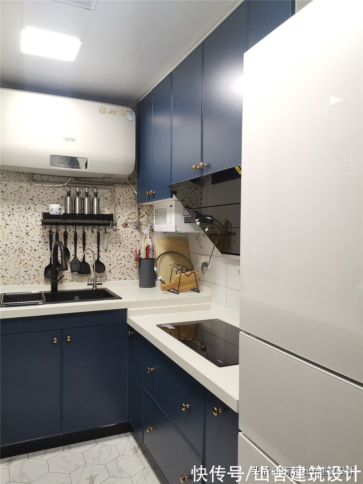 纱帘|现代灰遇上复古绿，混搭出的有色之家