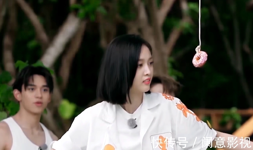 baby吴宣仪玩游戏摔倒,一旁李晨的反应太真实,常驻与飞行的区别