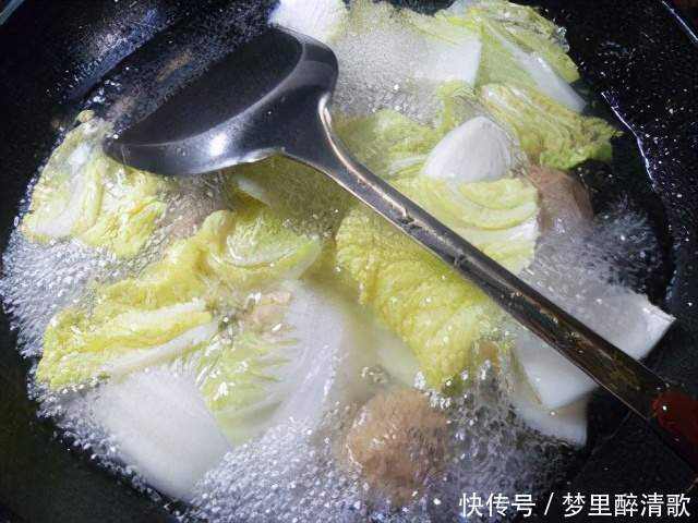  牛肉丸白菜面的家常做法，汤汁鲜浓味道美味，冬天来一碗超暖和