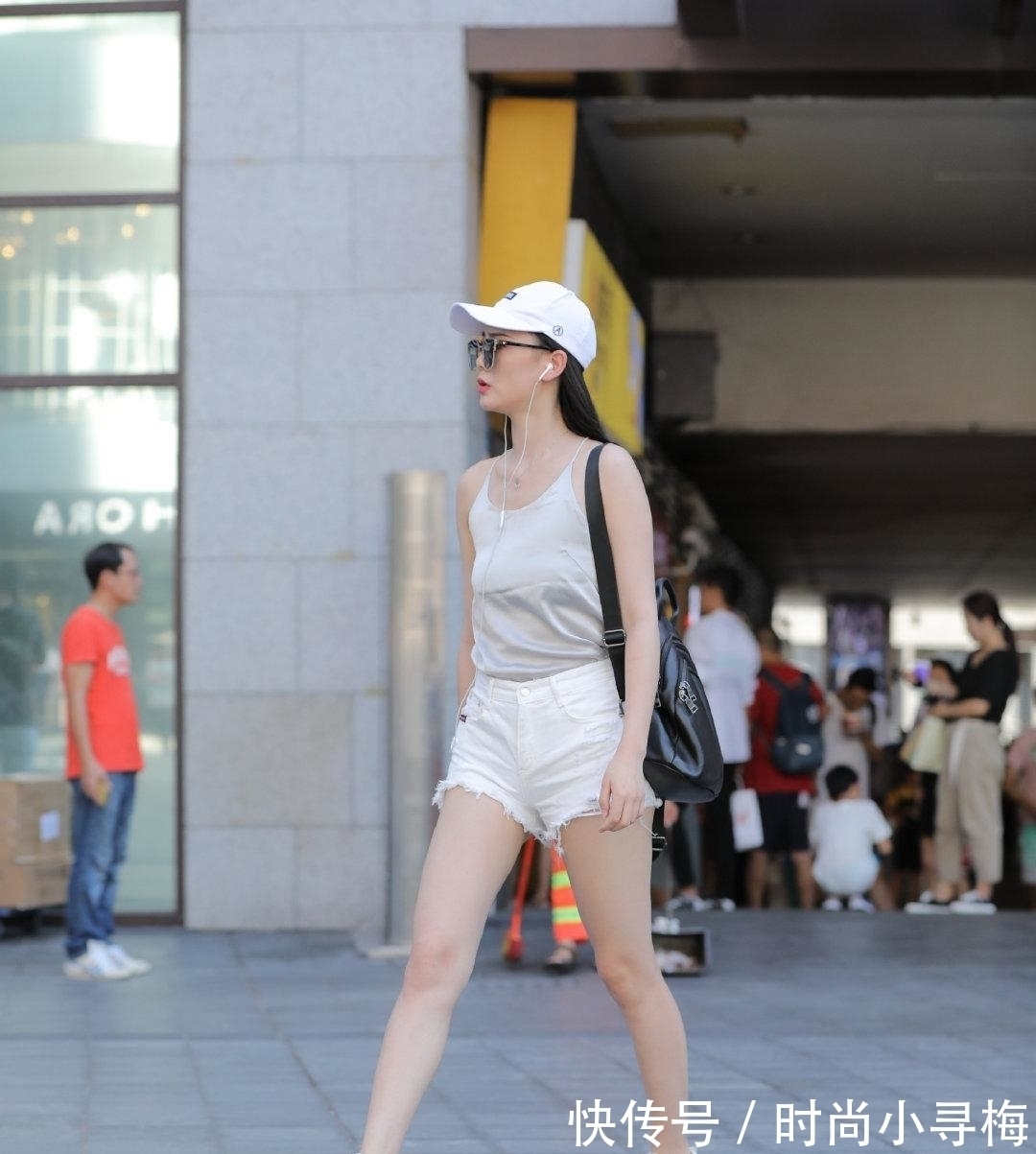 穿衣风格 妹妹走在街上很大气,表情这么“冷淡”,不怕冻住谁?