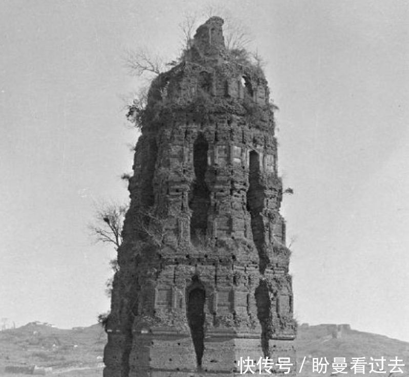 百年前雷峰塔老照片：真实的雷峰塔非常残破，400年没维修