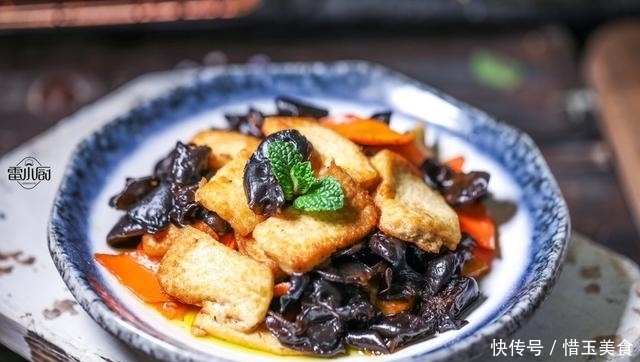 喷香|豆腐别再炖着吃了,加这两食材一起炒,喷香下饭,天天吃都不够!