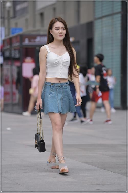街拍美女:针织吊带搭配牛仔短裙,甜美可爱,淑女范十足