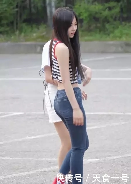 街拍:精致的小姐姐,为何看起来如此迷人?只因为做了这些!