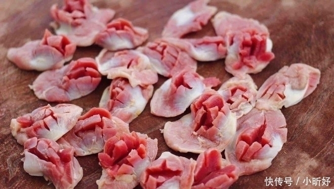 鸡身上最脏的部位,里面含大量重金属,白给都不要,炒菜要扔掉