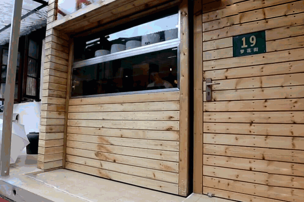 爷爷奶奶|三代6口人挤24㎡弄堂房，28岁侄子与姨妈同卧，因怕苦从不工作