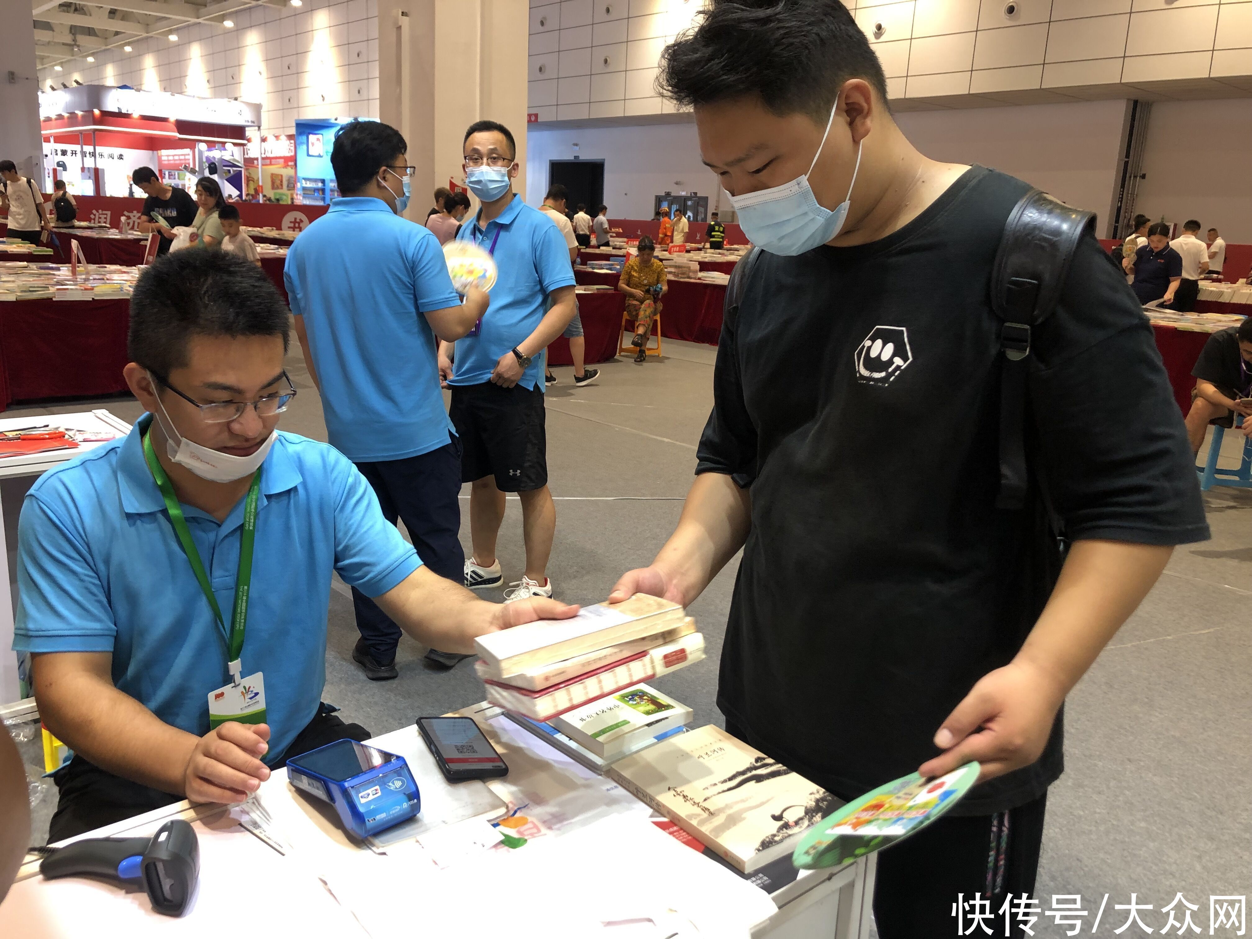 人头|购书五折！书博会1号展馆“惠民馆”人头攒动