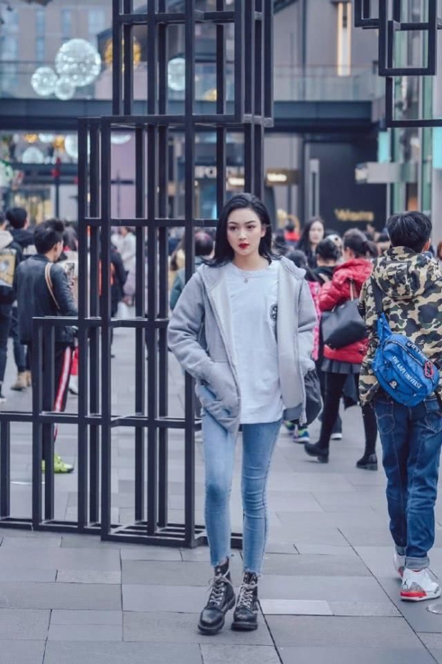 精美牛仔裤充满青春活力的感觉，在修身的同时穿起来特别帅气