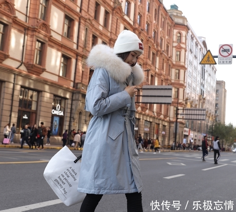 穿羽绒服的冬天,远离小个子矮胖穿搭,利用4招技巧,轻松显高!