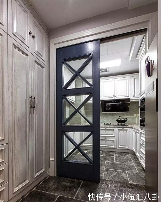 黑色|小户型厨房门你会选择怎样的颜色？黑色、白色还是原木色？