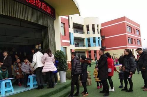 孩子|爸爸第一次接娃遭“滑铁卢”,被怀疑是人贩子,宝爸:我真是亲爹