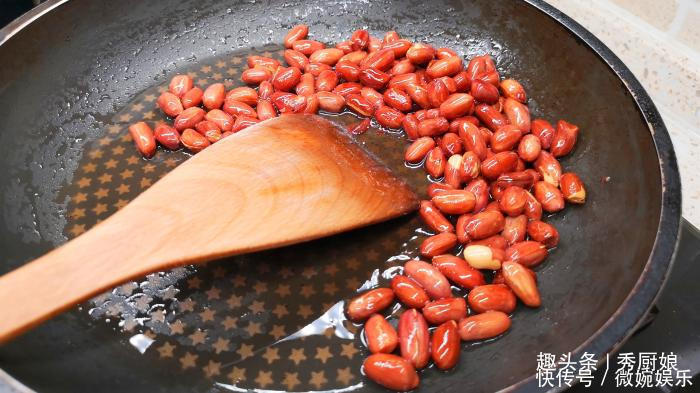 炸花生米时,出锅直接撒盐大错特错,教你一招,花生酥脆不返潮