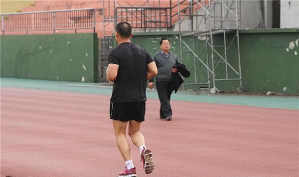 养生|50岁后经常跑步,是养生还是伤膝?56岁男子用自身经历,给出答案