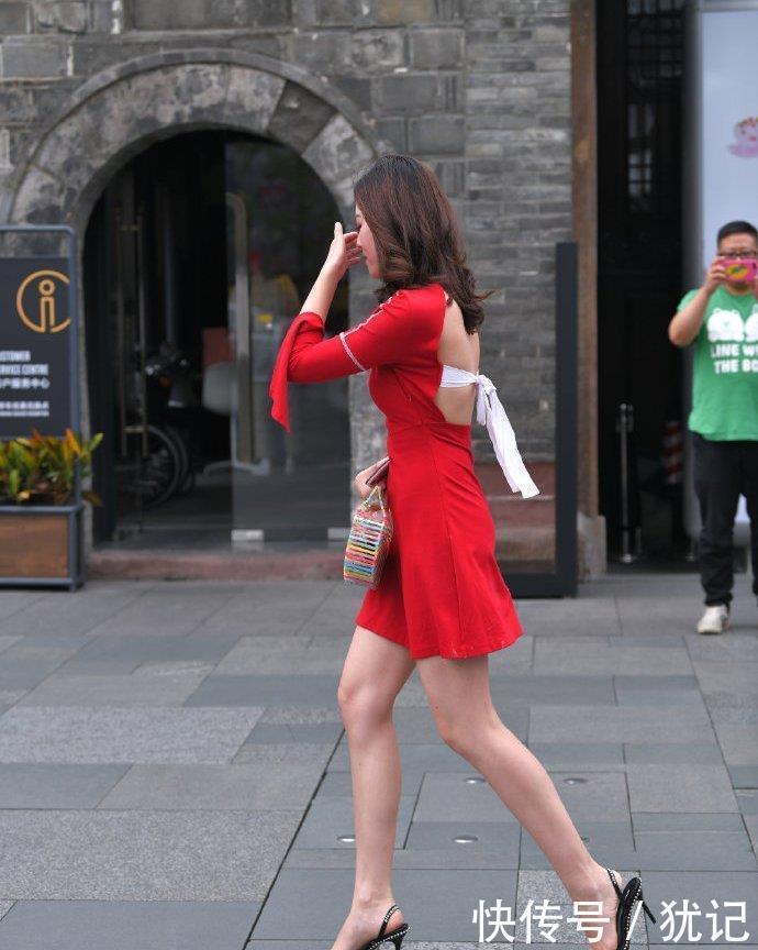 气质拿捏的非常到位，第一次看到微胖女孩也能这么美，你心动了吗