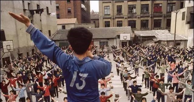 80年代生活老照片,虽物质缺乏,但精神面貌好,图1吃饭秒杀现在