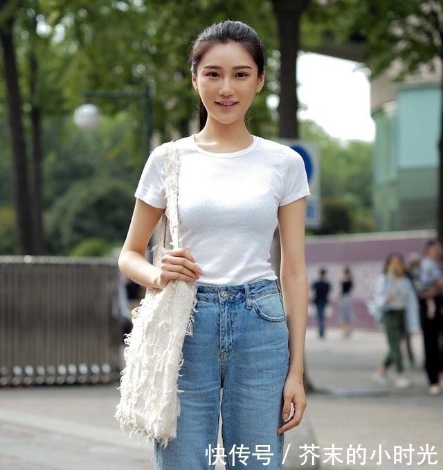 牛仔裤休闲不失潮流的感觉，整个人看上去非常优雅大方