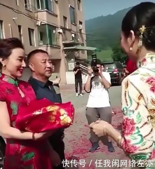 高颜值|“最美婆婆”在儿子婚礼上走红，高颜值碾压新娘，网友太惊艳了