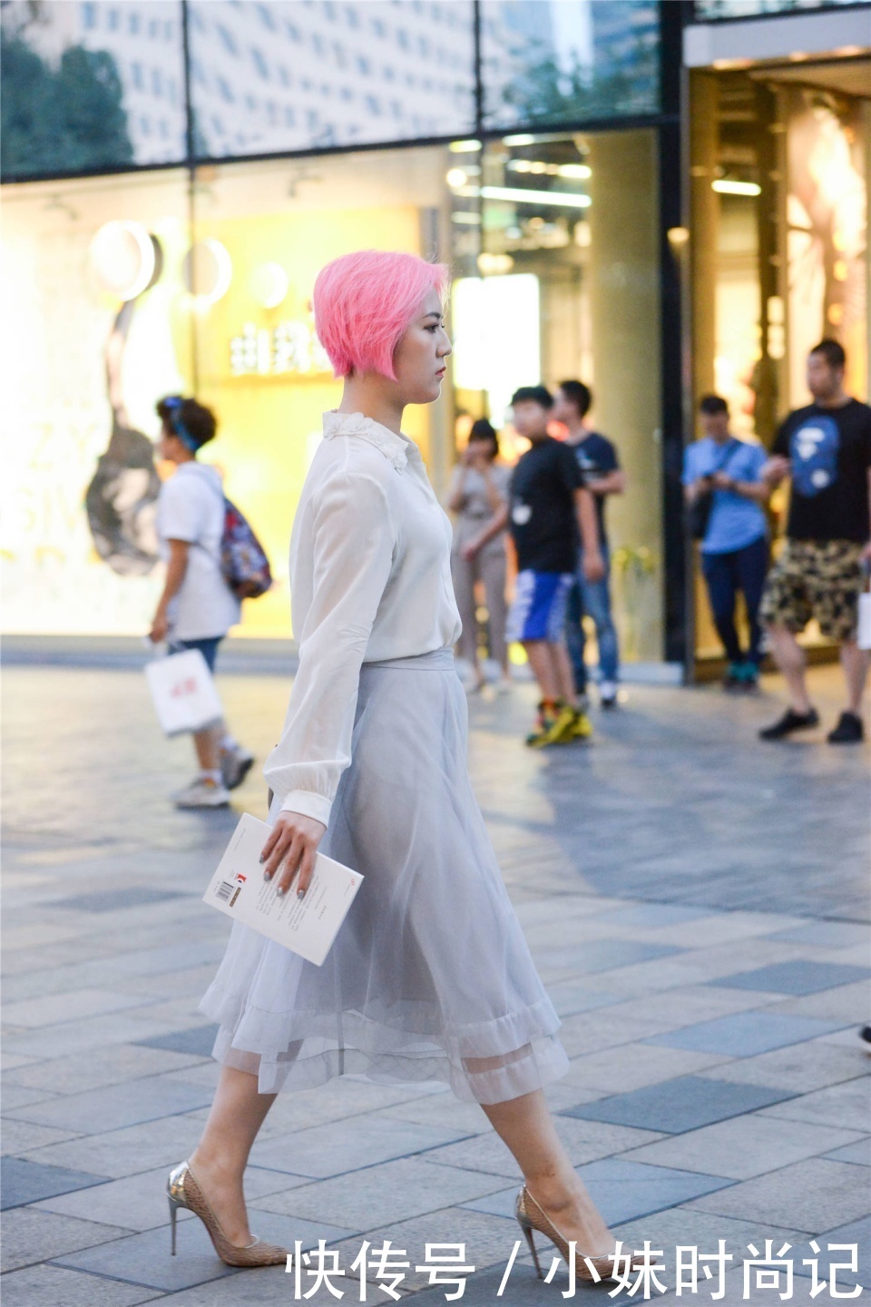 高跟鞋|街拍：粉红色短发的美女，灰色纱裙搭配10厘米的尖头细跟鞋，时尚显气质