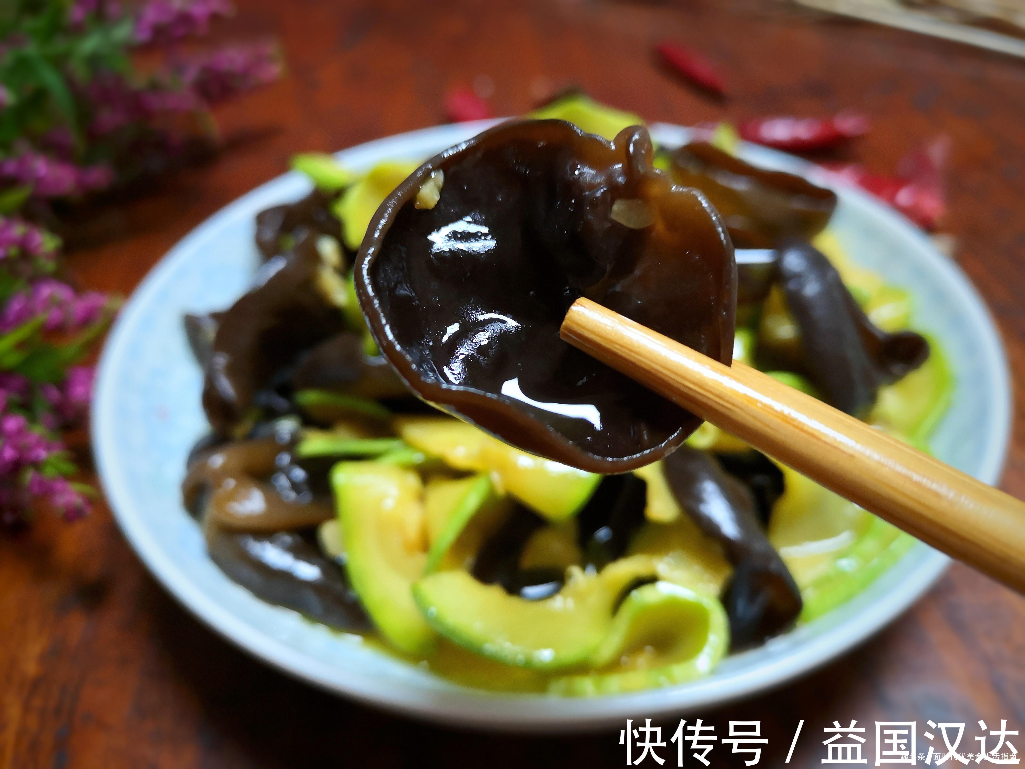 补血|它是“食物中的阿司匹林”,铁是菠菜的20倍,常吃滋肾养胃还补血