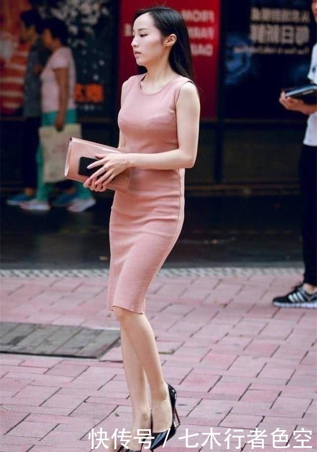 可爱|路人街拍,小姐姐清纯又可爱,搭配一条吊带裙,清凉迷人