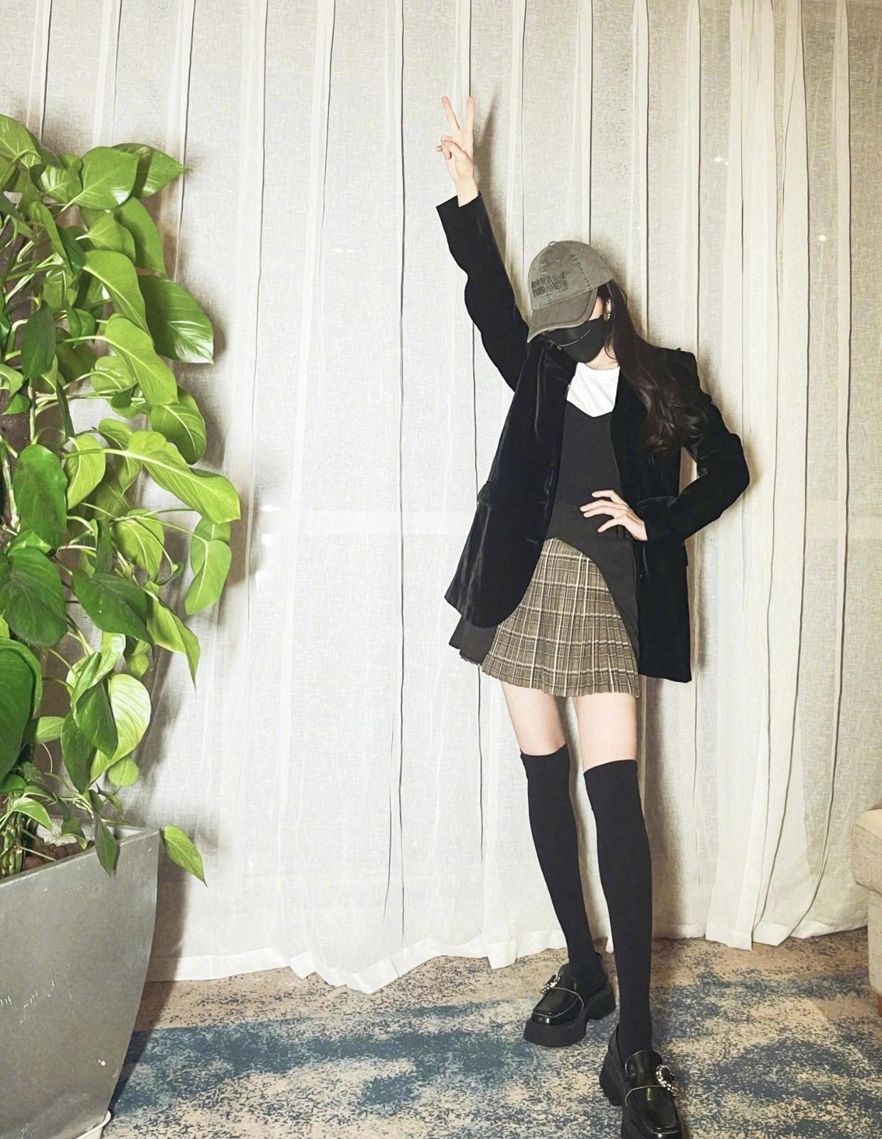 包臀裙|马蓉的夏季机场造型还挺潮流！针织衫搭配格纹半身裙，简约洋气