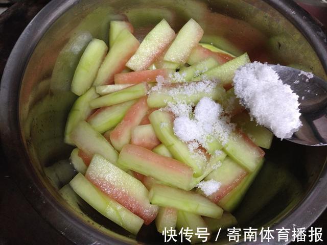 步骤|西瓜皮别再扔了，凉拌西瓜皮：一道不错的爽口小菜，还有清火效果