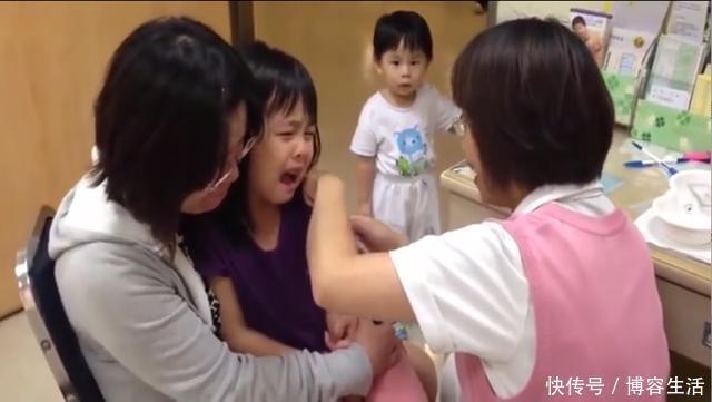 打针|弟弟看姐姐打针吓得撒腿就跑,听到有糖吃的举动萌翻众人:太可爱