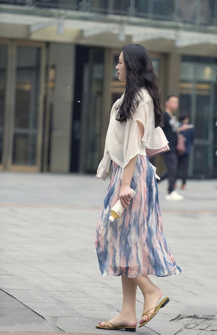 连衣裙|街拍,美女穿绿色的无袖裸背连衣裙,很是动人