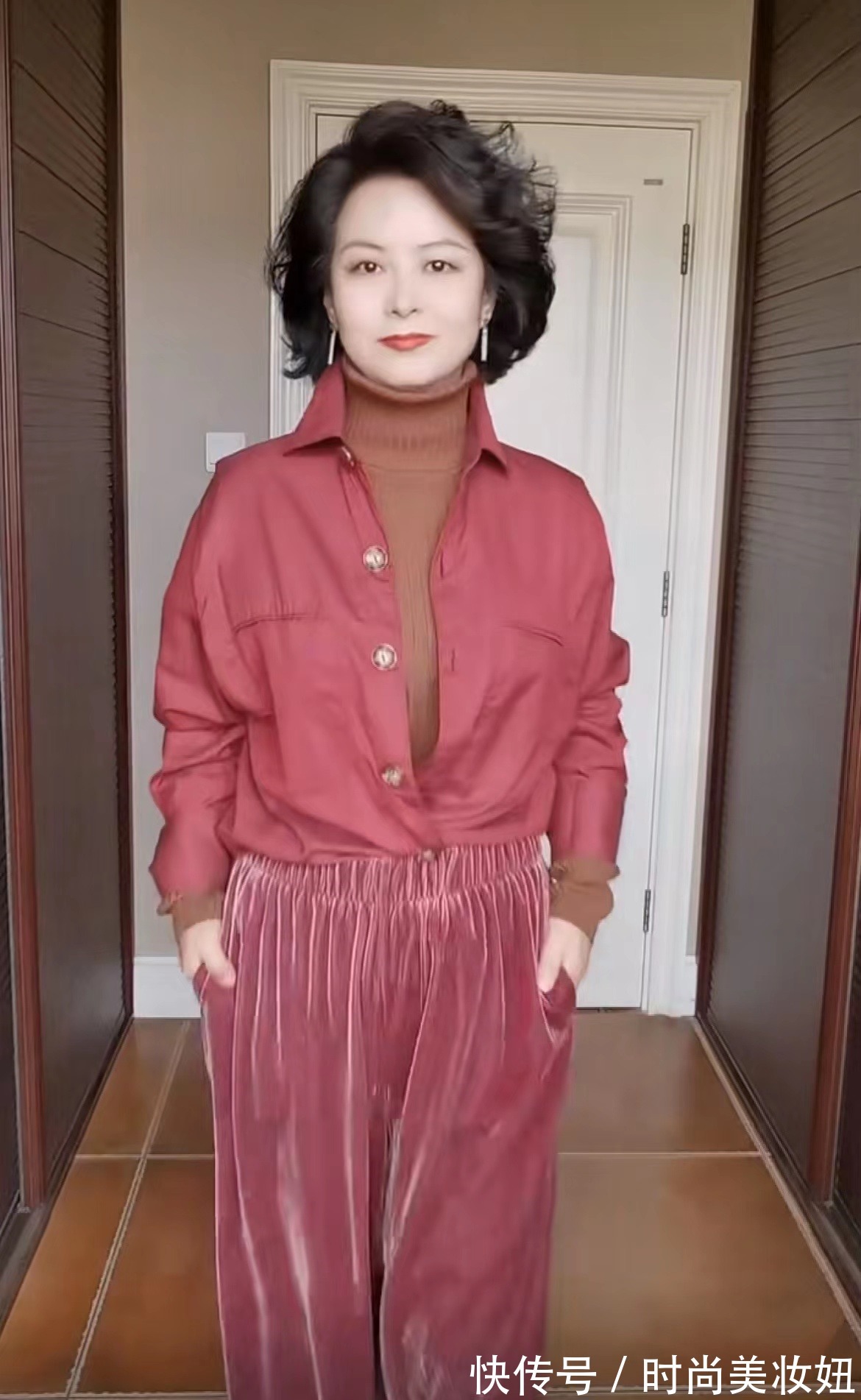 色彩 50岁女人要打扮得高级,分享超实用的3种配色秘诀,每一套都超美