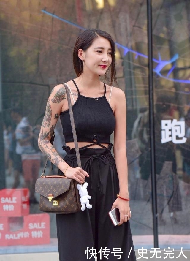 时尚街拍:纹身小姐姐pk军绿小美女,各有千秋,难分上下!