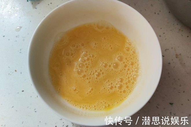 韭菜盒子的家常做法,皮薄馅大而且不出水,香酥又入味,超级解馋