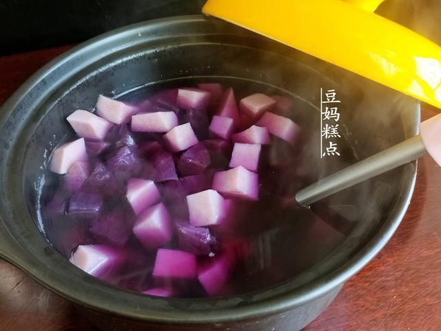 煮2分钟即成，这夏日甜汤，口感清甜，常喝通肠去燥不长细纹